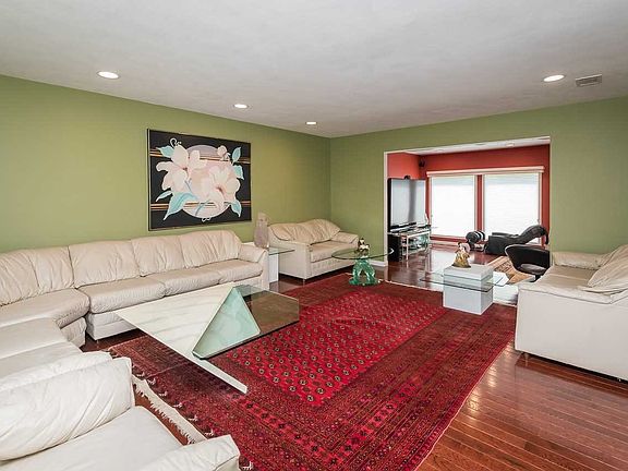 4th image of 9 Roscoe Ct