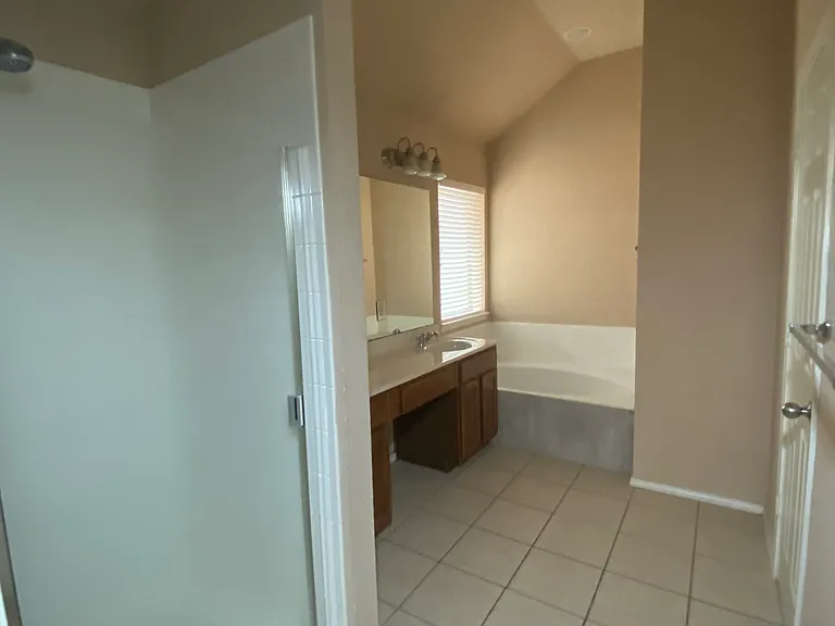 7925 Branch Hollow Trl — Photo 15