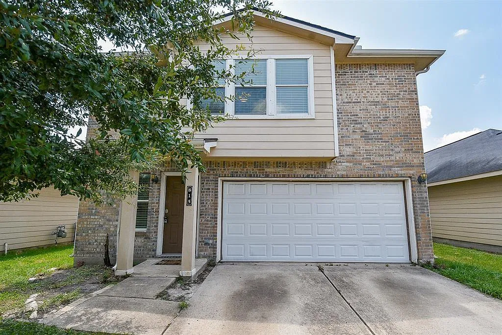 4 bed, 2.5 bath, 2590 sqft, $2,000 — Photo 1