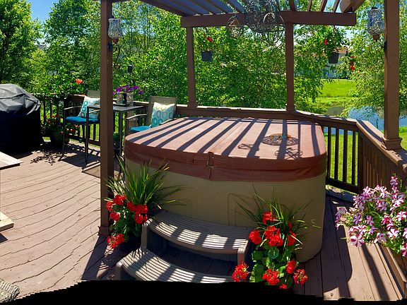 Deck w/hot tub off great RM