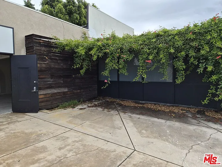 10835 Magnolia Blvd — Photo 5