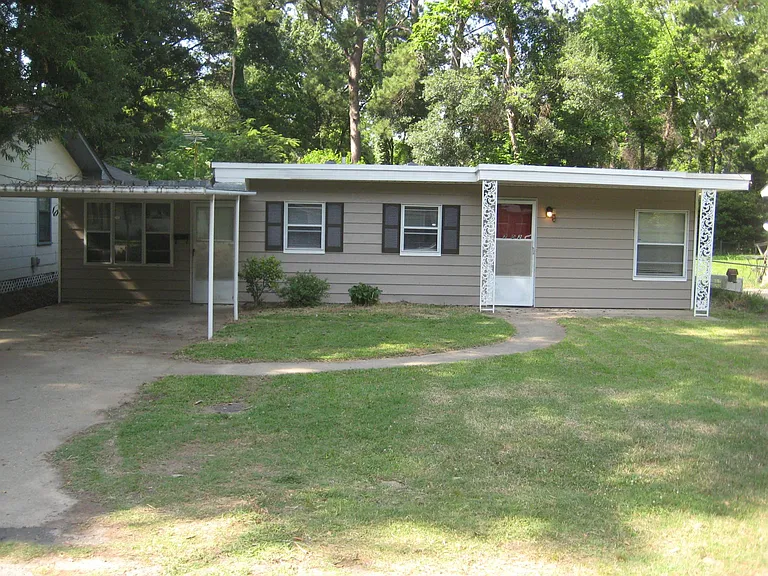 702 Matthew St — Photo 1