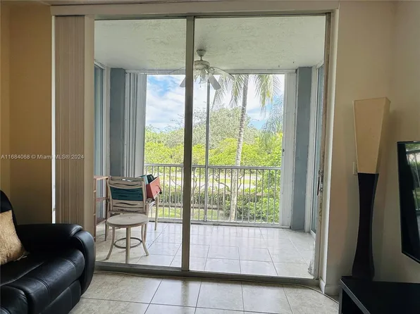 9725 NW 52nd St APT 209, Doral, FL 33178