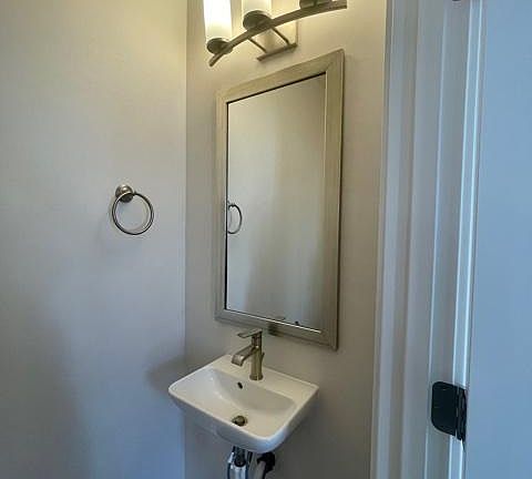 Half bathroom in the second floor