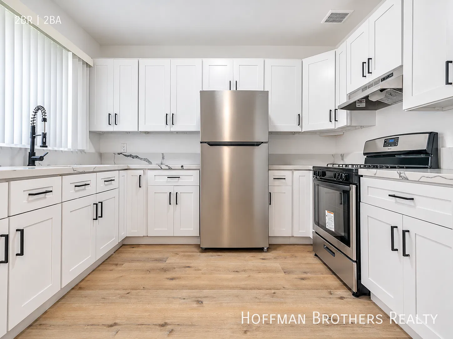 Renovated Second-Floor Apartment with Airy Living & Gated Access — Photo 2