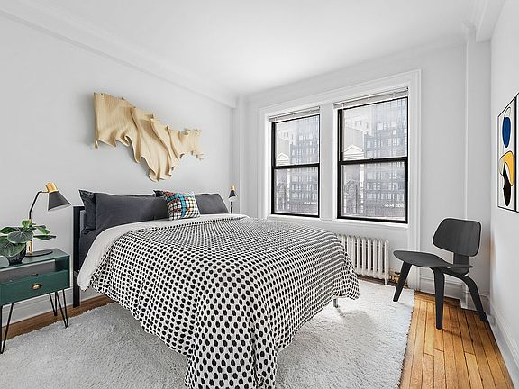 2nd image of 140 W 58th St APT 4D