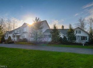 9451 Weathervane Dr, Chagrin Falls, OH 44023