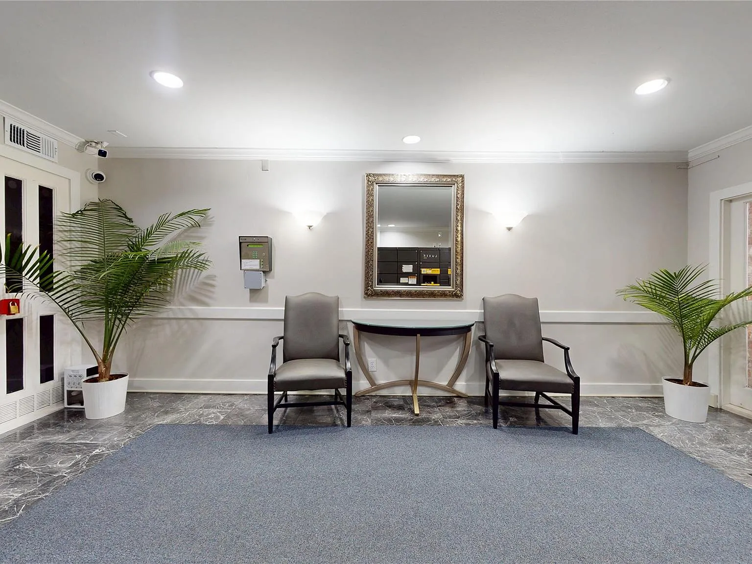357 N Post Oak Ln — Photo 2