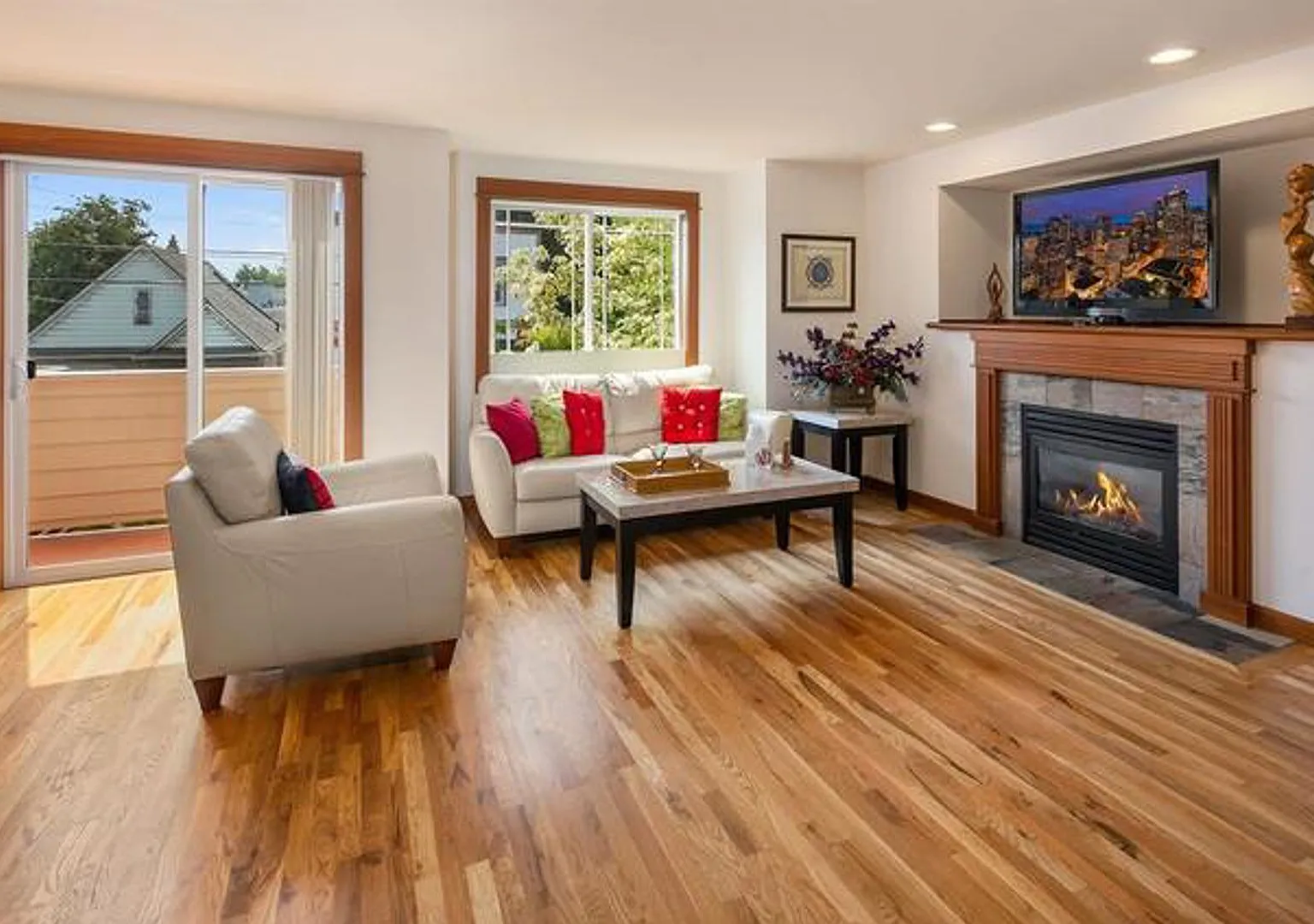 Gorgeous 3bd/2.5bth Central District Townhome, $3,800/mo. — Photo 4