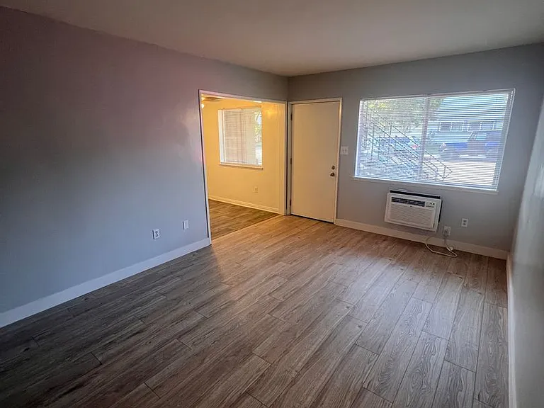 Comstock — Photo 14