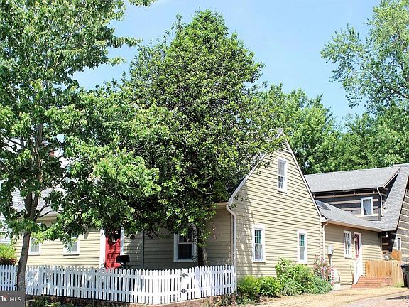 5th image of 919 Hanover St