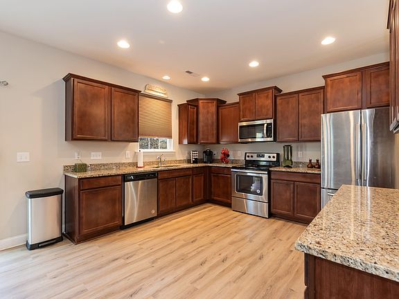 4th image of 25 Duchess Ave
