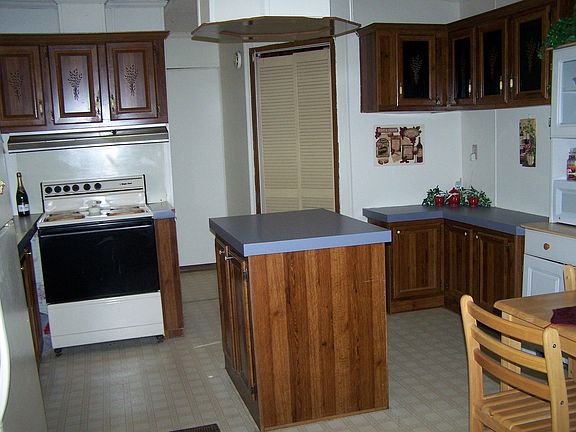 Kitchen w/ island