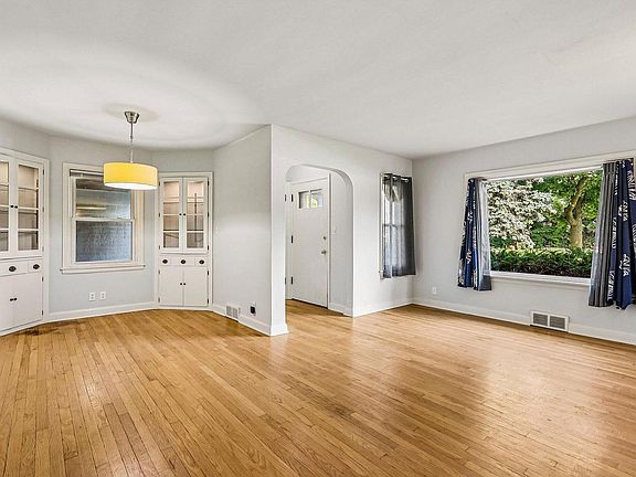 3rd image of 1011 W Silver Spring DRIVE