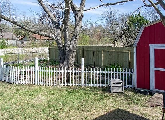 4th image of 9514 Meadowheath Dr