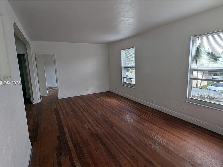 708 NE 4th St #2 — Photo 2