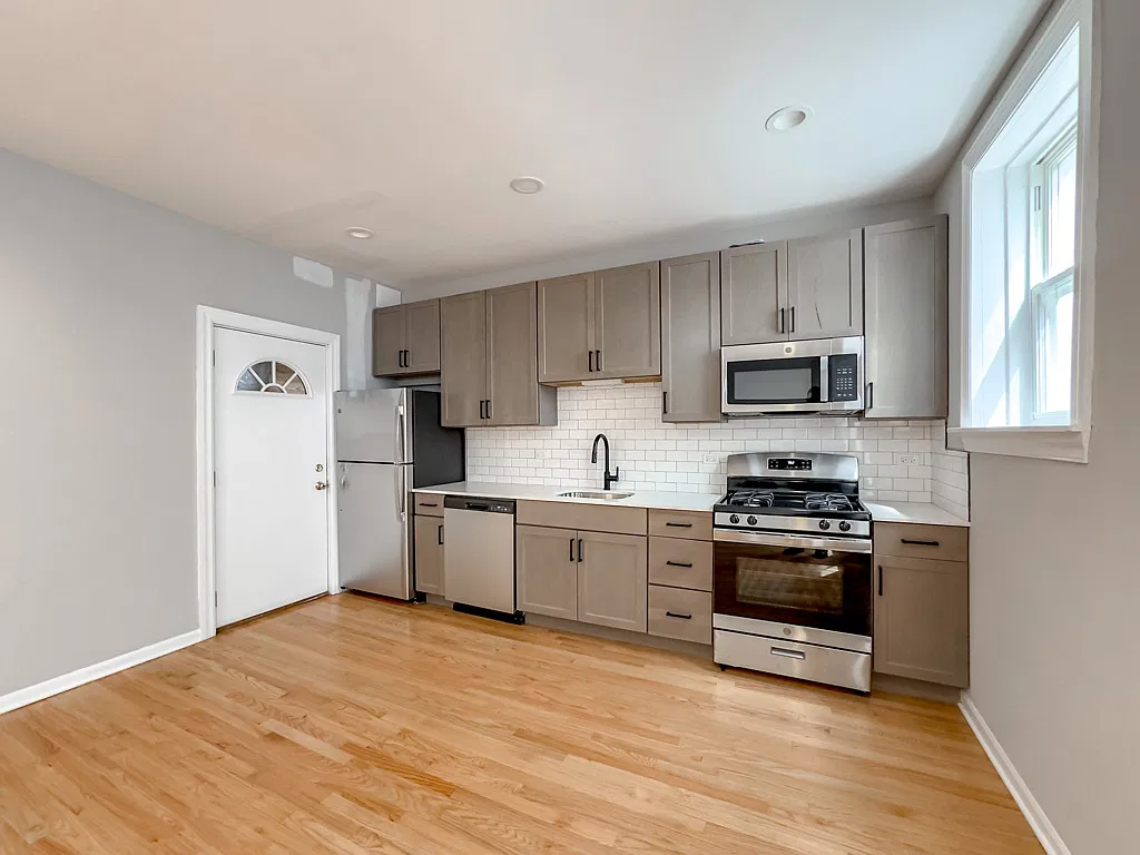 Attractive 2 Bed, 2 Bath at Wolcott + Lawrence (Ravenswood) — Photo 3