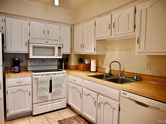 3rd image of 16285 Raleigh Square Dr