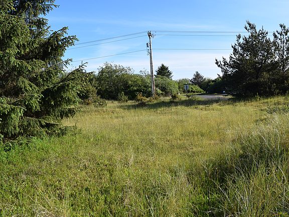 5th image of 328 Marine View Dr SW