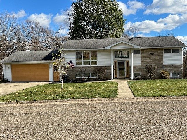 1st image of 215 Dennis Ln