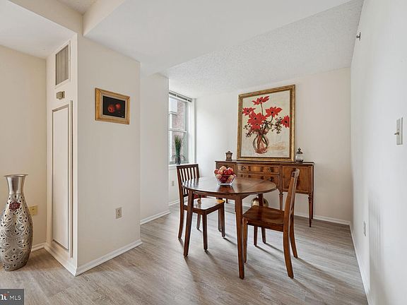 5th image of 900 N Taylor St APT 506