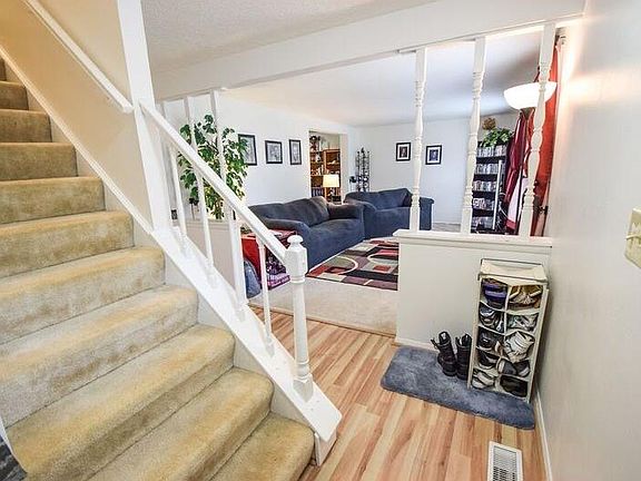 3rd image of 4960 Strathaven Dr