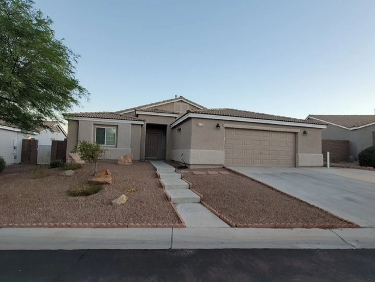 Amazing 4 Bedroom home with huge yard. — Photo 1
