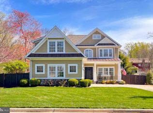 923 Hillcrest Dr SW, Vienna, VA 22180