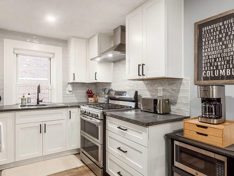 853 Summit St — Photo 9