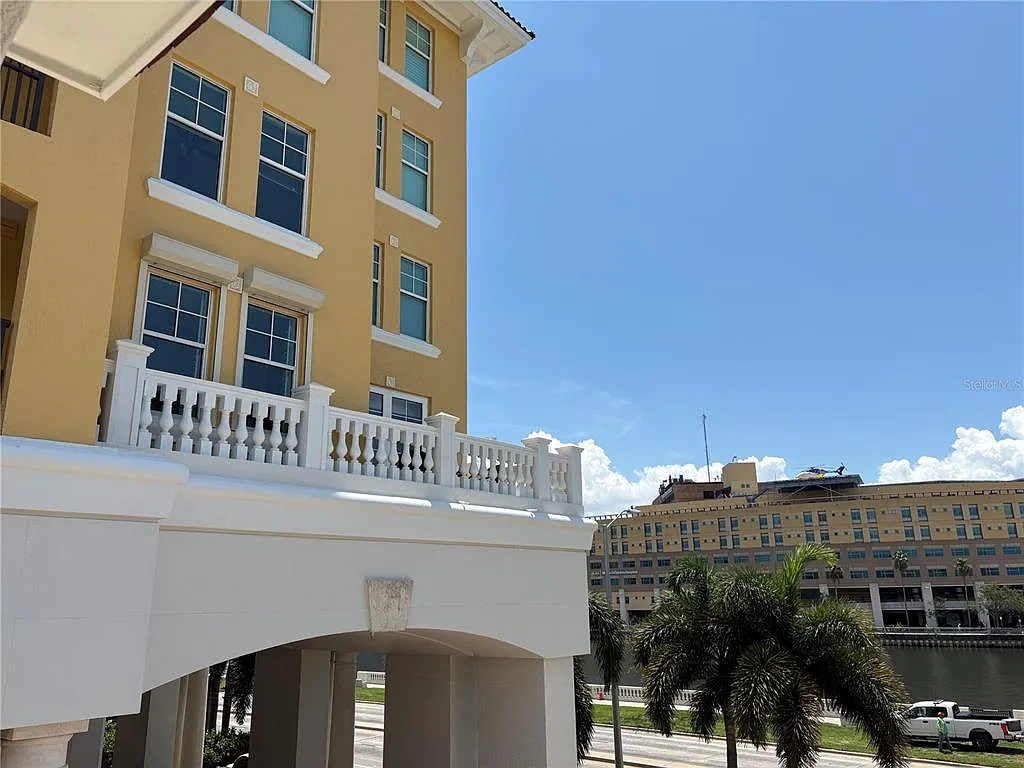 1 bed, 1.0 bath, 697 sqft, $2,300 — Photo 3