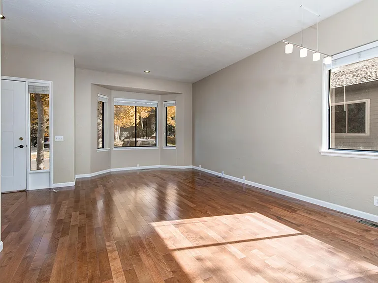 1656 W Silver Springs Rd — Photo 3