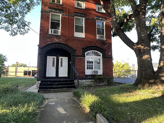 2nd image of 308 E Jacob St Room 10