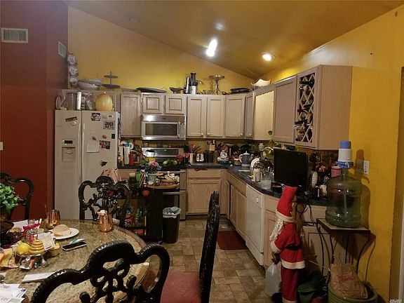 3rd image of 19 N Phillips Ave