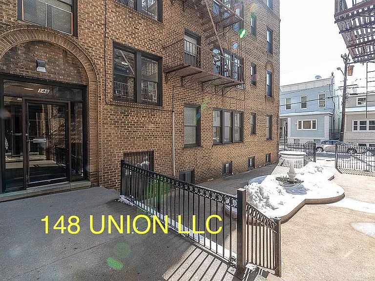 148 37th St #3A — Photo 3
