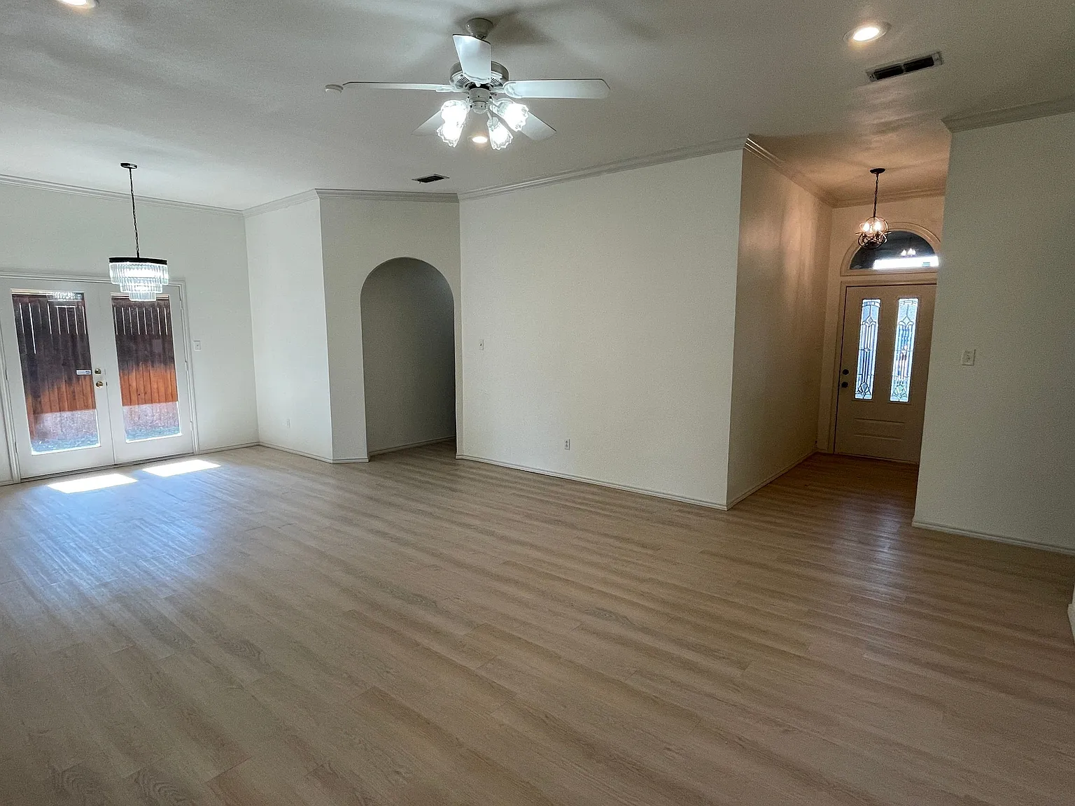 4 bed, 3.0 bath, 2022 sqft, $2,300 — Photo 3