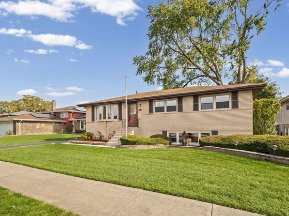 10613 S Terry Dr, Palos Hills, IL 60465
