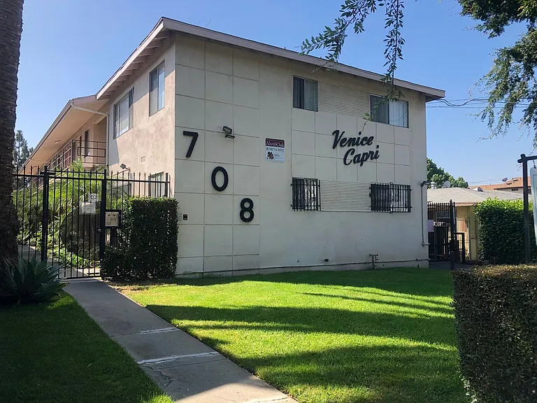 708 Venice Way — Photo 1
