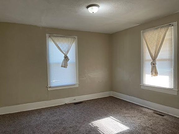 2nd image of 702 Stewart Ave Se