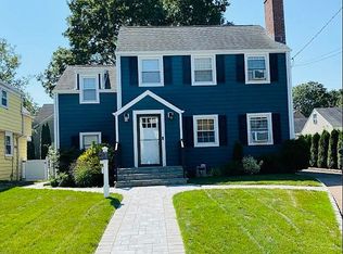 82 Robins Rd, New Rochelle, NY 10801