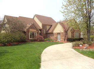 1493 Burhaven Dr, Rochester Hills, MI 48306