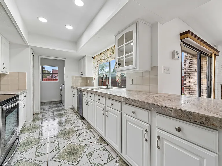 10239 Green Ash Rd — Photo 12