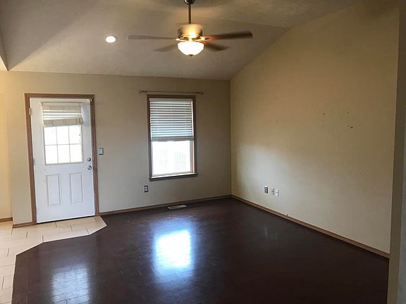 4th image of 1209 N Hutchinson Ave