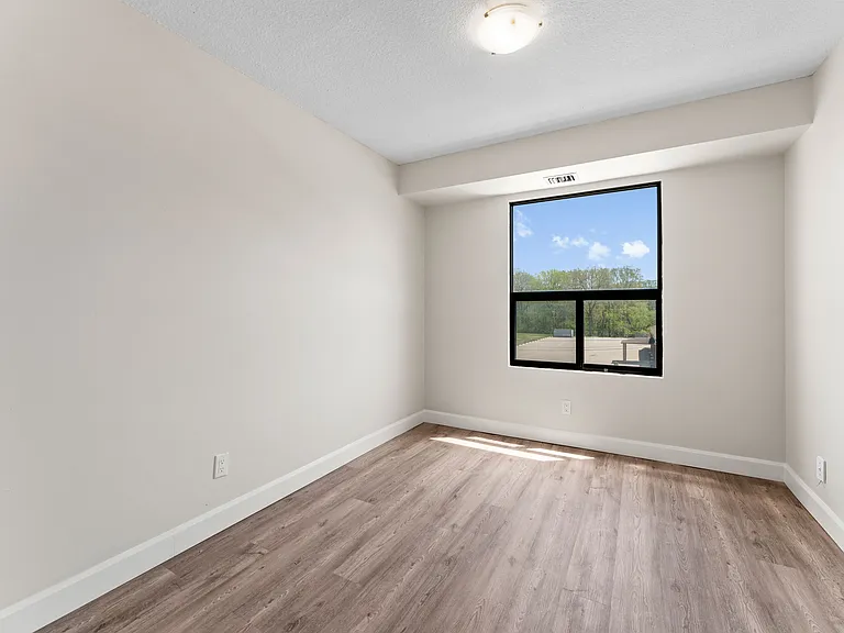 343 Grand Ave E — Photo 12