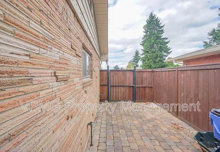 705 NE 94th Ave — Photo 29