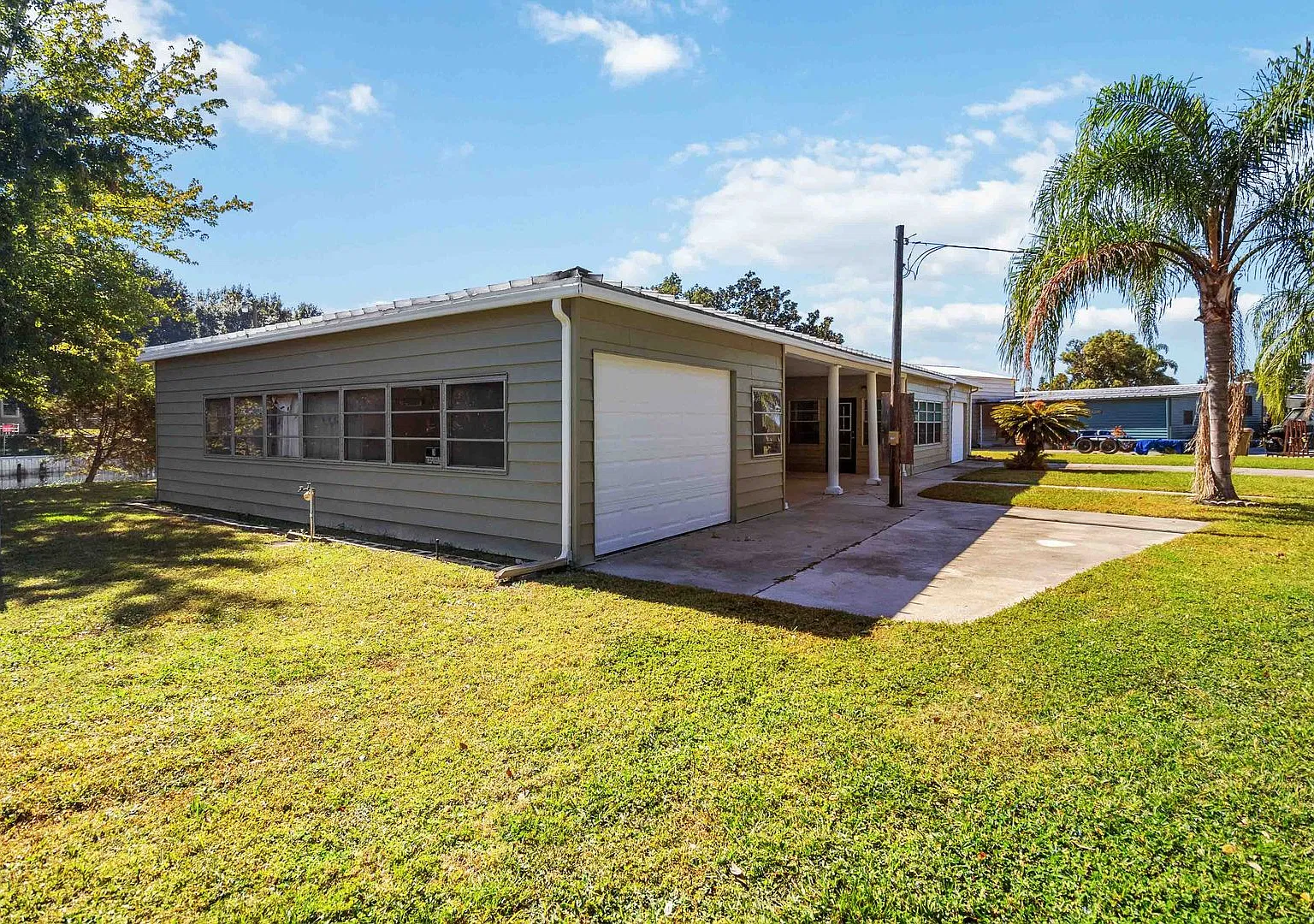 Charming 2BR/2BA Waterfront Home for Rent with Canal Access & Two Garages — Photo 3