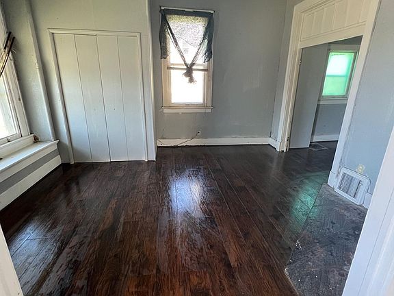 2nd image of 414 E Illinois St