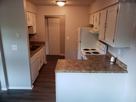 3rd image of 704 Gordon Smith Blvd