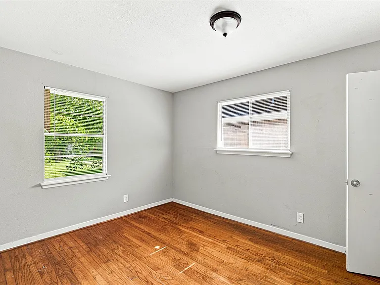 509 Avenue J — Photo 14