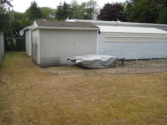 4th image of 211 E Rain St NE