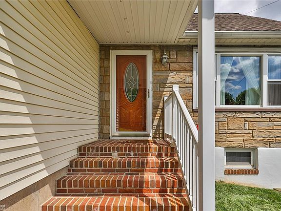 5th image of 2649 Woodlawn Ave